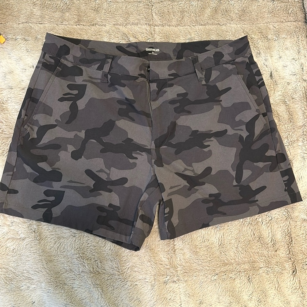 RARE DEADSTOCK HARD TO FIND GOODTHREADS HYBRID SHORT